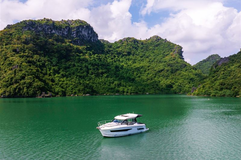 Halong Bay Sightseeing 2-hour With Private Yacht
