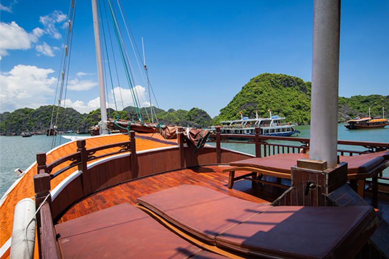 Explore the beauty of Lan Ha Bay with A PRIVATE BOAT from Hanoi