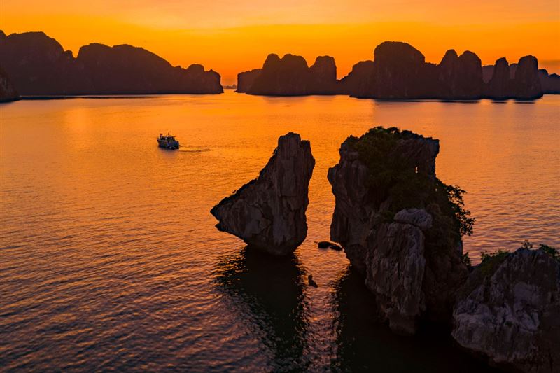 Ha Long Bay Sunset on Private Yacht with Kayaking, Swimming