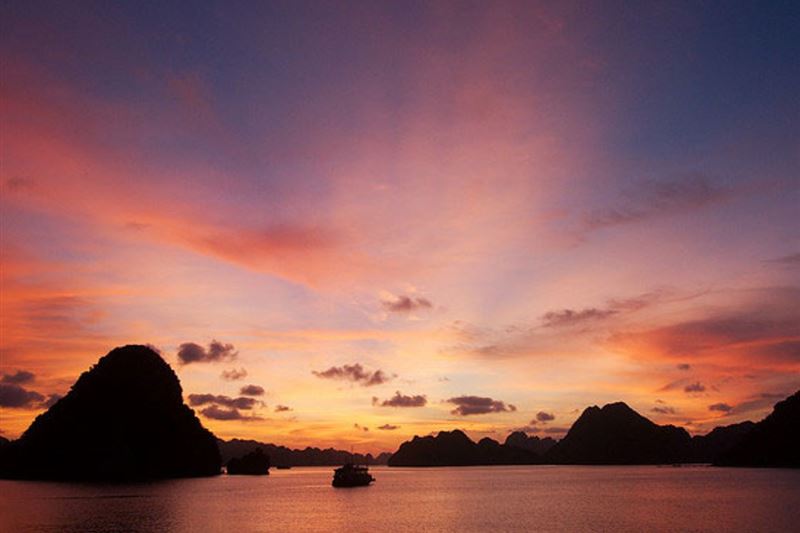 Ha Long Bay Sunset on Private Yacht with Kayaking, Swimming